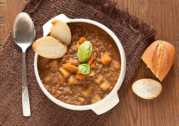 Fresca la sopa de lentejas con papas y zanahorias - foto de stock