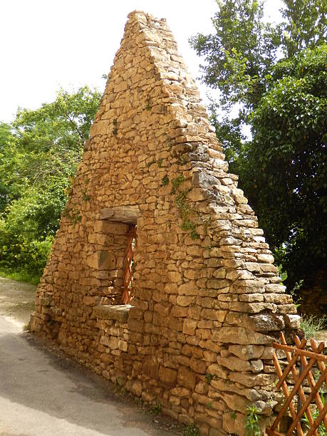 mittelalterliche trocken-stone gable ende - gable end stock-fotos und bilder