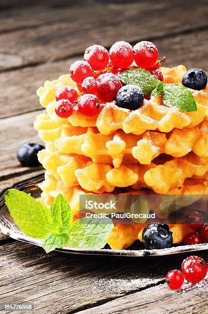 Waffles Belgas Com Bagas Frescas - Fotografias de stock e mais imagens de Antigo - Antigo, Açúcar, Açúcar em Pó