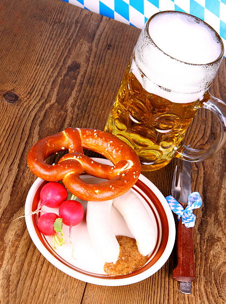 cerveza, blanco, salchichas, pretzel y rábano menú de san fermín - bretzl fotografías e imágenes de stock