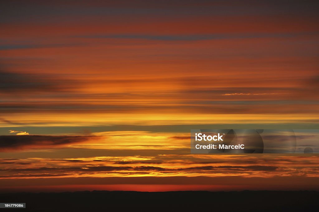 Altitud puesta de sol. - Foto de stock de Anochecer libre de derechos