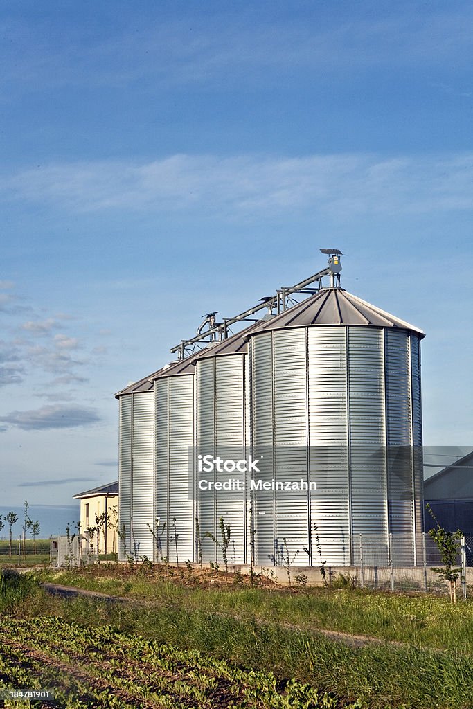 silos в красивый пейзаж - Стоковые фото Без людей роялти-фри
