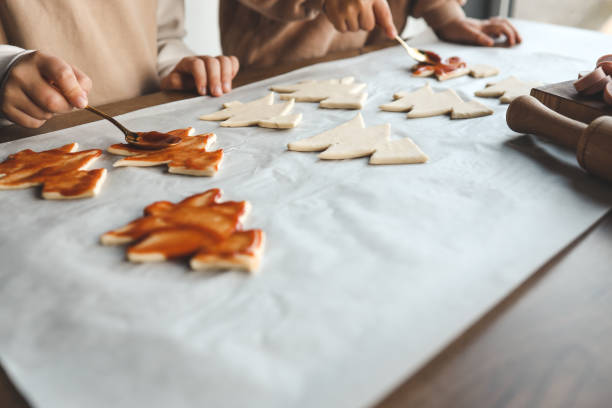istock Child making pizza in the shape of a Christmas tree, activity idea 1847833328