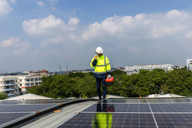 ingenieur arbeitet setup solarpanel auf dem dach. ingenieur oder arbeiter arbeiten an sonnenkollektoren oder solarzellen auf dem dach eines geschäftsgebäudes - 24418 stock-fotos und bilder