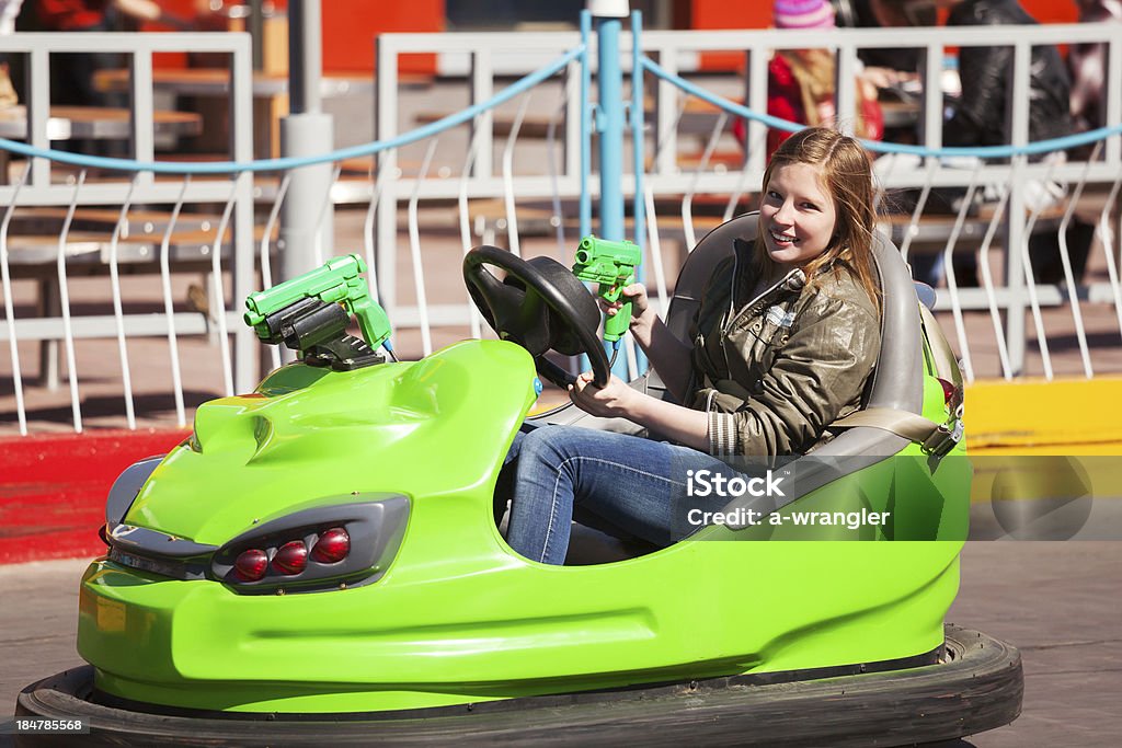 Jeunes filles conduire une Auto-tamponneuse - Photo de 14-15 ans libre de droits