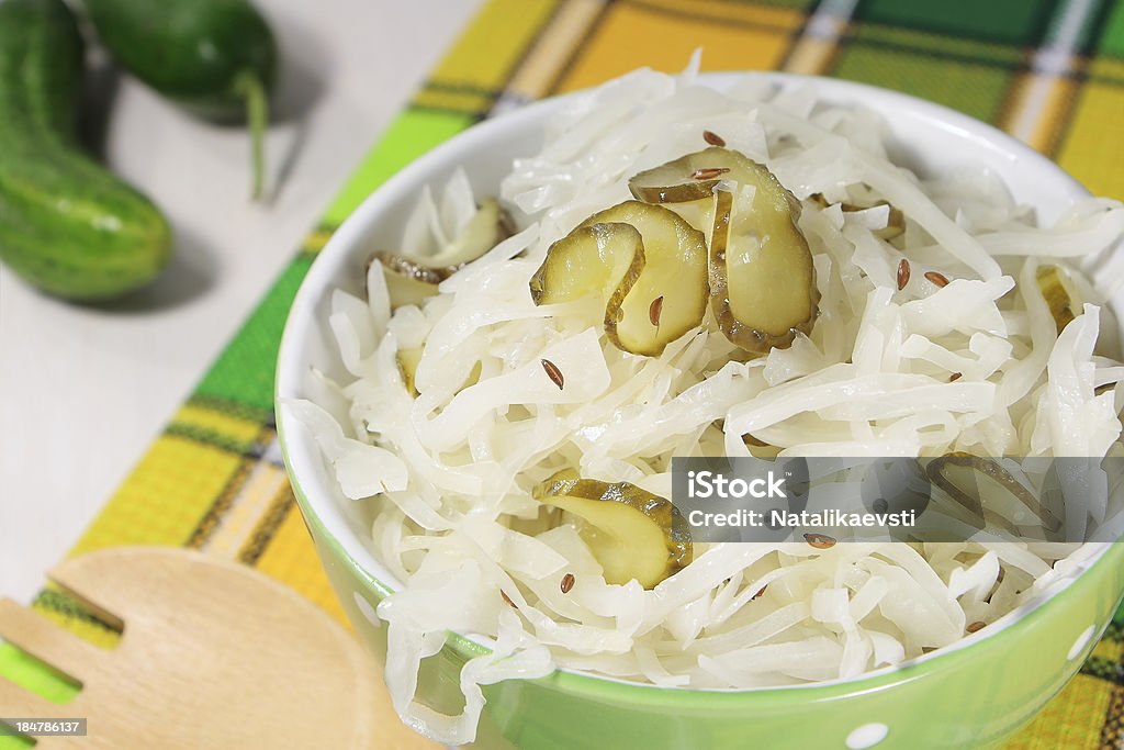 Salada de repolho com cominho e pepinos - Foto de stock de Alimentação Saudável royalty-free