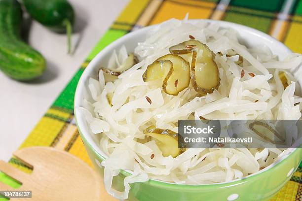Foto de Salada De Repolho Com Cominho E Pepinos e mais fotos de stock de Alimentação Saudável - Alimentação Saudável, Branco, Colher - Faqueiro