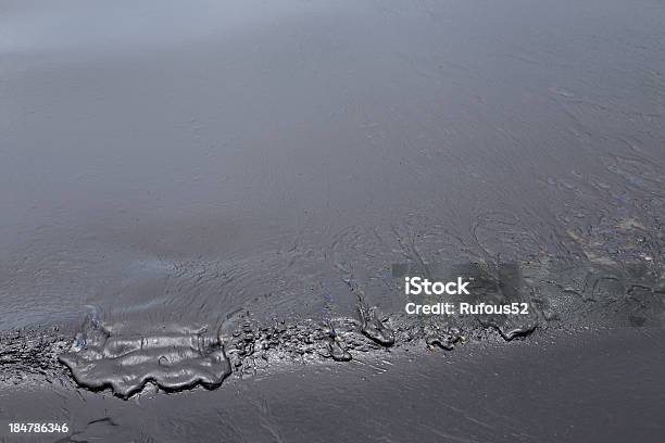 Crude Oil Spill Am Strand Stockfoto und mehr Bilder von Abgerissen - Abgerissen, Aufprall, Beschädigt