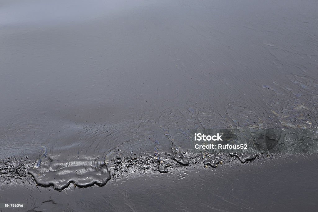 Сырой oil spill на пляже - Стоковые фото Береговая линия роялти-фри