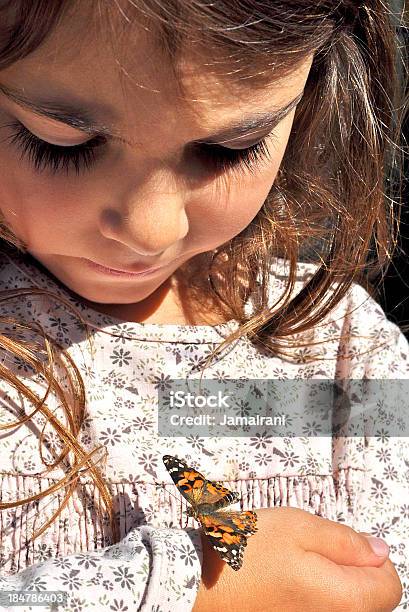 Kleines Mädchen Mit Schmetterling Stockfoto und mehr Bilder von Kind - Kind, Schmetterling, 6-7 Jahre