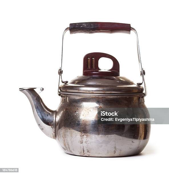 Stare Metalowe Czajnik Do Herbaty - zdjęcia stockowe i więcej obrazów Bez ludzi - Bez ludzi, Białe tło, Błyszczący