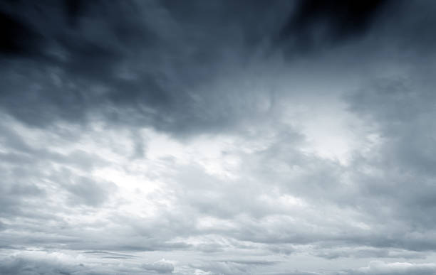nuvole scure - storm cloud dramatic sky cloud cumulonimbus foto e immagini stock