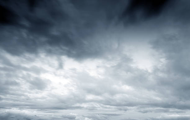 nuvens negras - storm cloud storm dramatic sky hurricane imagens e fotografias de stock