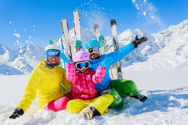 Rodina si užívá zimní lyžařskou dovolenou stock fotka