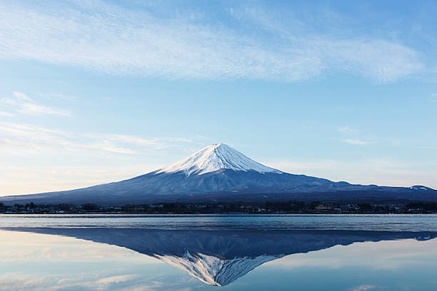 mt. fuji mit cherry blossom - chubu region stock-fotos und bilder