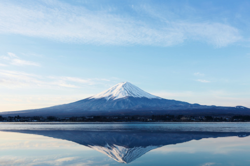 Monte Fuji con flor de cerezo photo