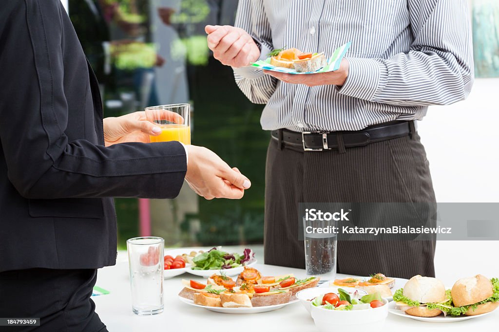 Colloqui di lavoro durante la pausa pranzo - Foto stock royalty-free di Abbigliamento da lavoro