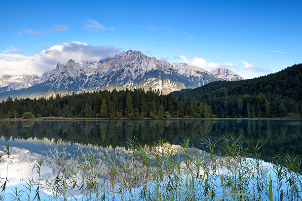 karwendel cordilheira refletido no lago lautersee - lautersee lake imagens e fotografias de stock