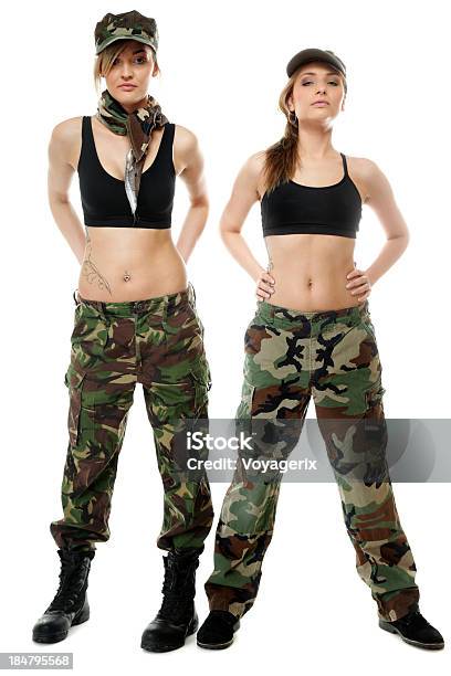 Dos Mujeres En Ropa Militar Ejército Niñas Foto de stock y más banco de imágenes de Adulto - Adulto, Adulto joven, Aire libre
