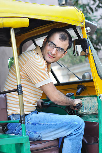 wykształcone młody człowiek jazda automatyczne - india car indian culture indian ethnicity zdjęcia i obrazy z banku zdjęć