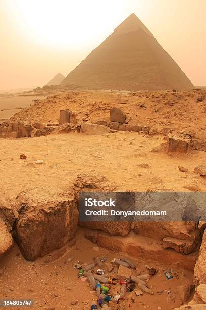 Pilha Do Lixo Próximo Pirâmide De Quéfren Cairo - Fotografias de stock e mais imagens de Amontoar - Amontoar, Antigo, Arcaico