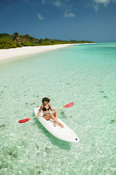 bonita mulher swiming na canoa - women hawaii islands beach beauty in nature imagens e fotografias de stock