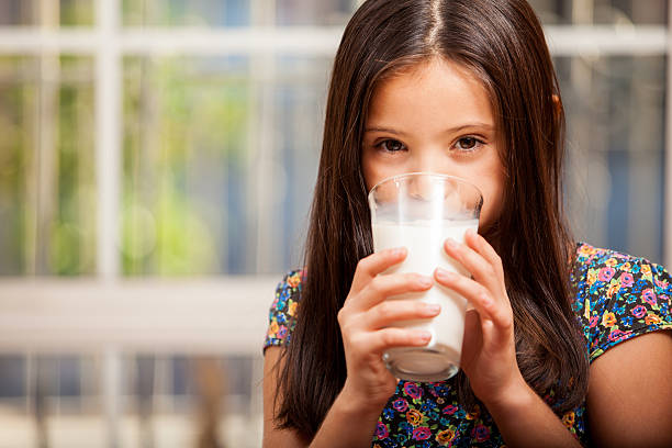 boire du lait est une bonne chose pour vous - milk child drinking little girls photos et images de collection