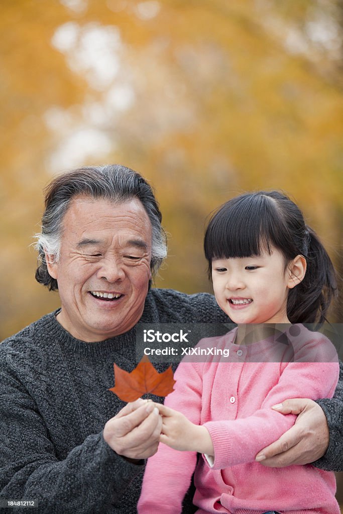 Großvater und Enkelin im Park - Lizenzfrei Ahorn Stock-Foto