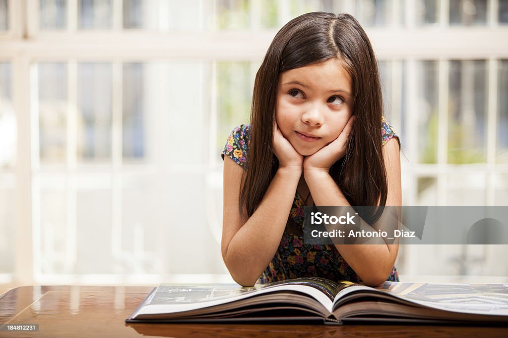 La lettura migliora l'immaginazione - Foto stock royalty-free di Bambino