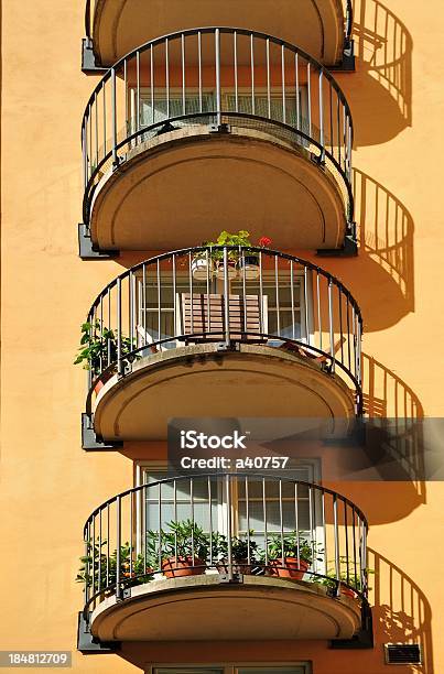 Finestre E Balconi - Fotografie stock e altre immagini di Appartamento - Appartamento, Architettura, Balcone