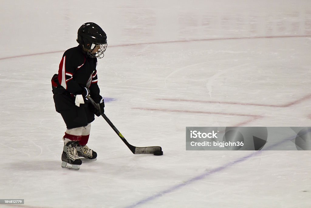 Patinaje y hockey niño jugando en la arena - Foto de stock de Actividad libre de derechos