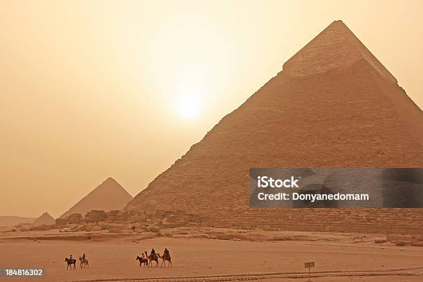 カフラーのピラミッドで砂のストームエジプトカイロ - アフリカのストックフォトや画像を多数ご用意 - アフリカ, エジプト, エジプト文化
