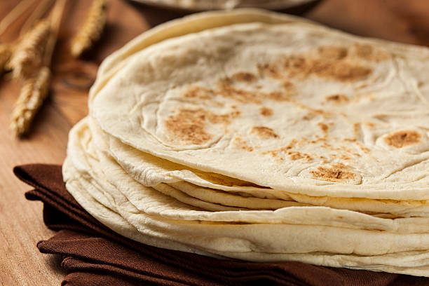 stack of homemade flour tortillas - zelfgemaakt stockfoto's en -beelden