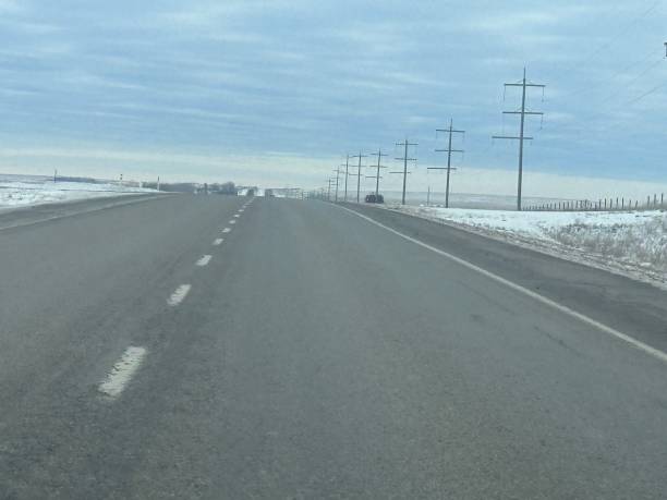 prairie road - saskatchewan country road road prairie - fotografias e filmes do acervo