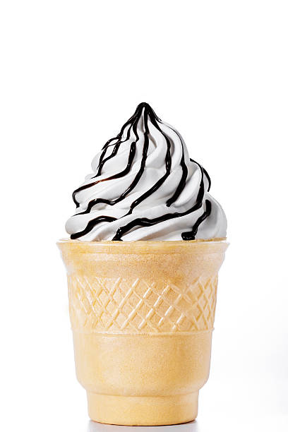 branco casquinha de sorvete de chocolate - soft serve ice cream - fotografias e filmes do acervo