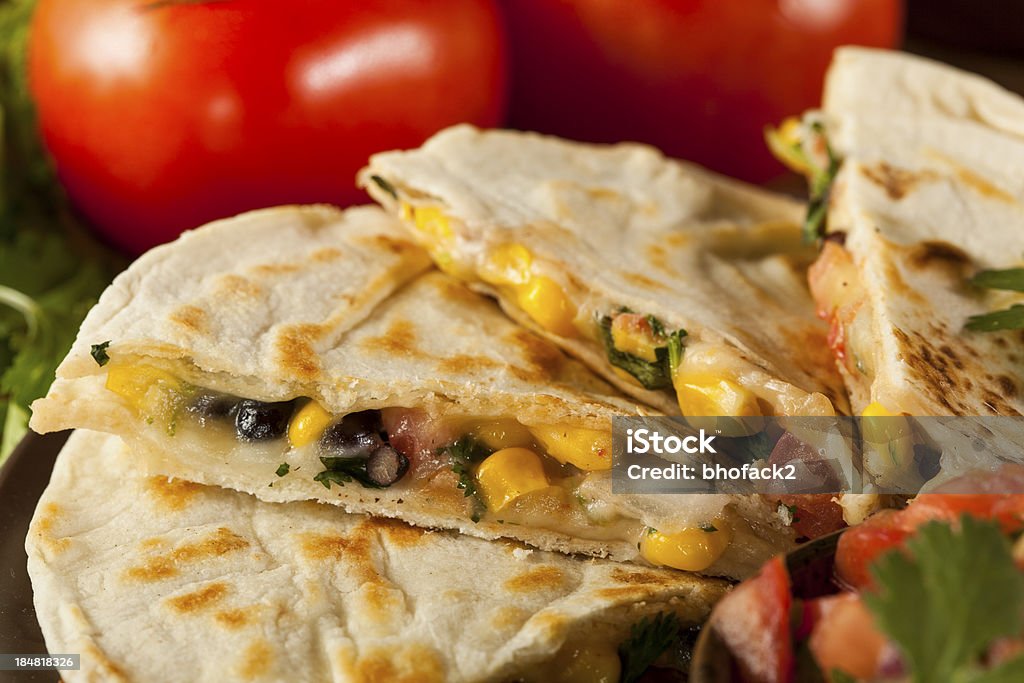 Bean Quesadilla de queso caseras y - Foto de stock de Alimento libre de derechos