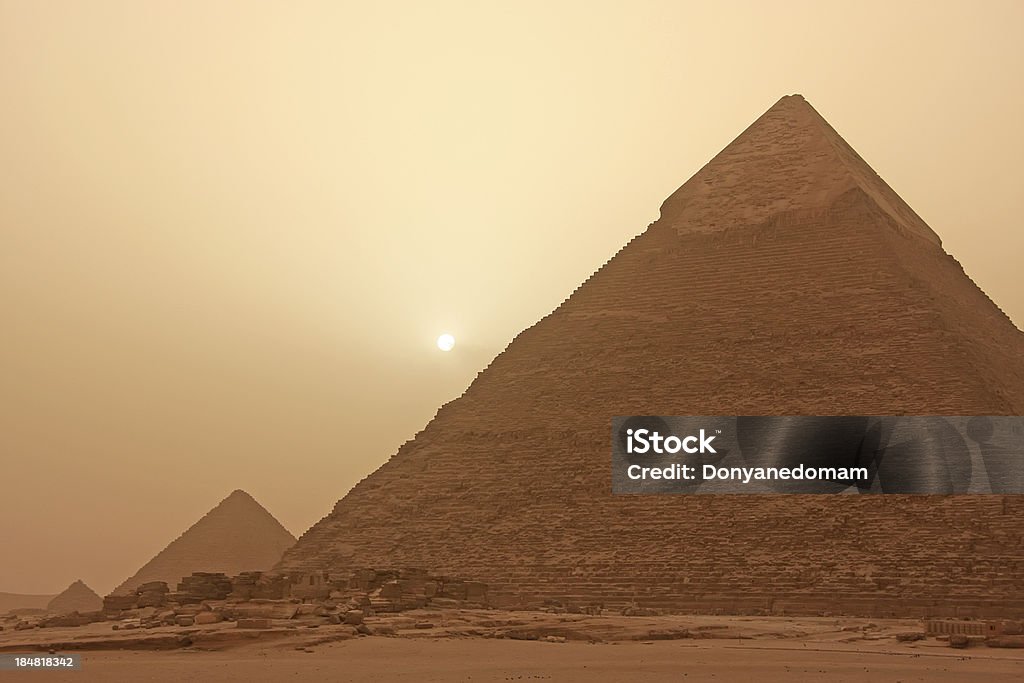 Пирамида Khafre в sand storm, Каир, Египет - Стоковые фото Африка роялти-фри