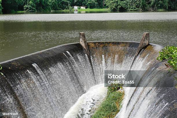 Acqua Che Scorre Da Sfioratore Lago - Fotografie stock e altre immagini di Acqua - Acqua, Ambientazione esterna, Ambiente