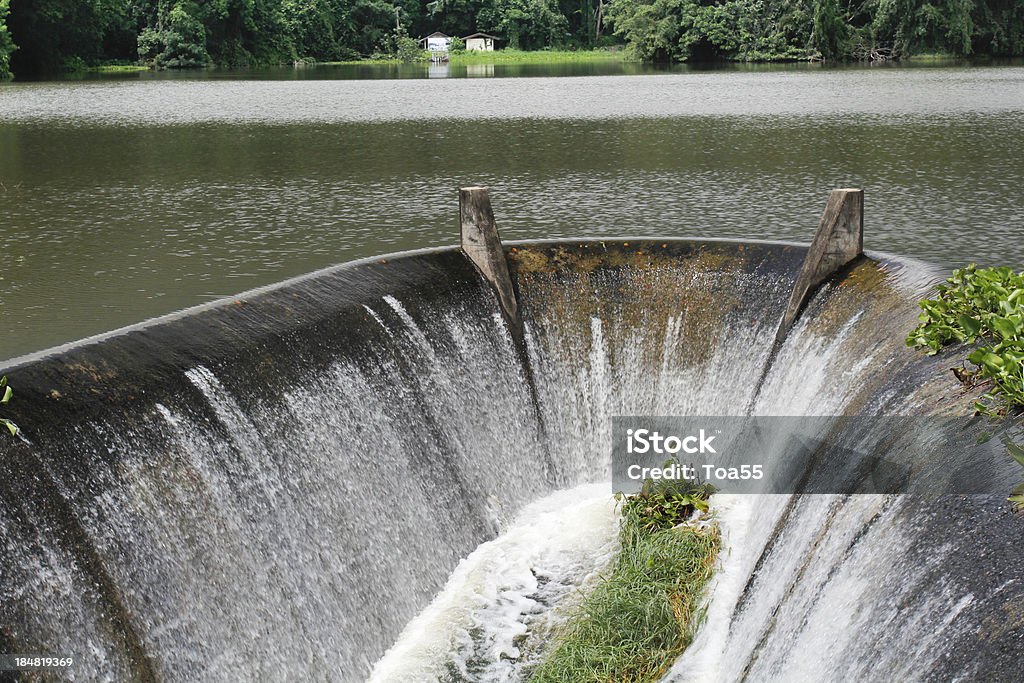 Вода течет из Водосброс, Озеро - Стоковые фото Архитектура роялти-фри