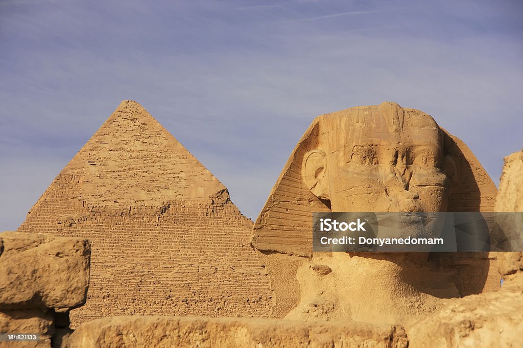 이 스핑크스와 및 파라미드 of Khafre, Cairo, Egypt - 로열티 프리 경관 스톡 사진