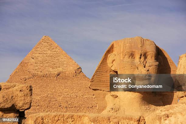 이 스핑크스와 및 파라미드 Of Khafre Cairo Egypt 경관에 대한 스톡 사진 및 기타 이미지 - 경관, 경외감, 고고학