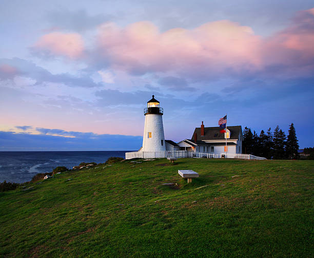 farol de pemaquid - new england pemaquid peninsula blue skies lighthouse - fotografias e filmes do acervo