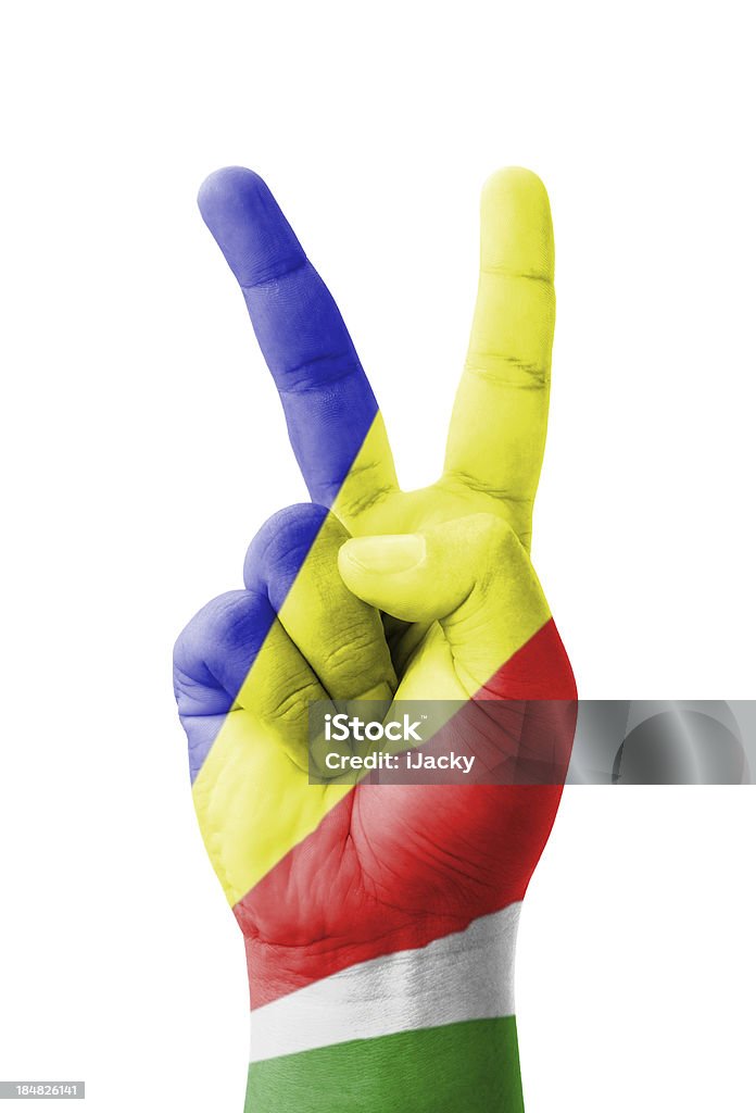 Mano rendendo il segnale V, Seychelles bandiera dipinta - Foto stock royalty-free di A forma di V