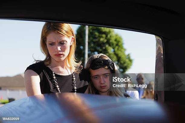 Grieving Witwe Stockfoto und mehr Bilder von Begräbnis - Begräbnis, Auto, Kind