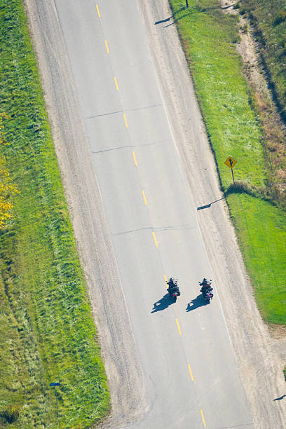 Widok z lotu ptaka na dwóch motorcyclists – zdjęcie