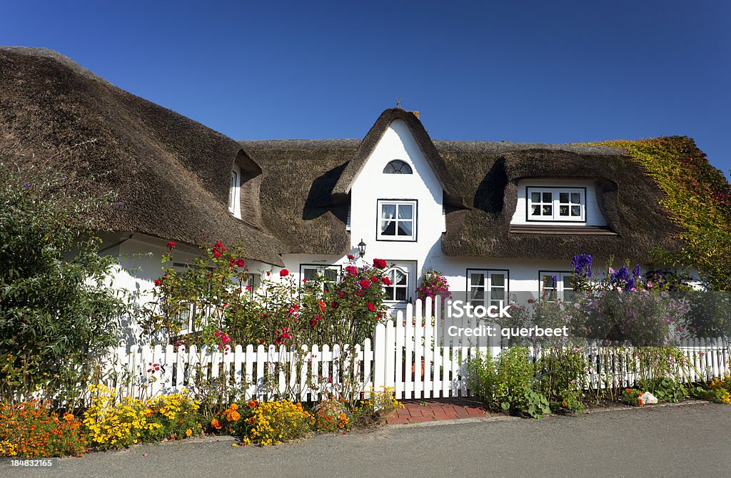 Cottage mit Strohdach Stroh auf dem Dach - Lizenzfrei Wohnhaus Stock-Foto