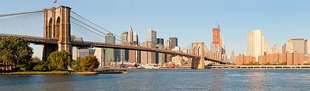 マンハッタン南端部のパノラマに広がる眺め、ブルックリン橋 - east river riverbank waters edge suspension bridge ストックフォトと画像