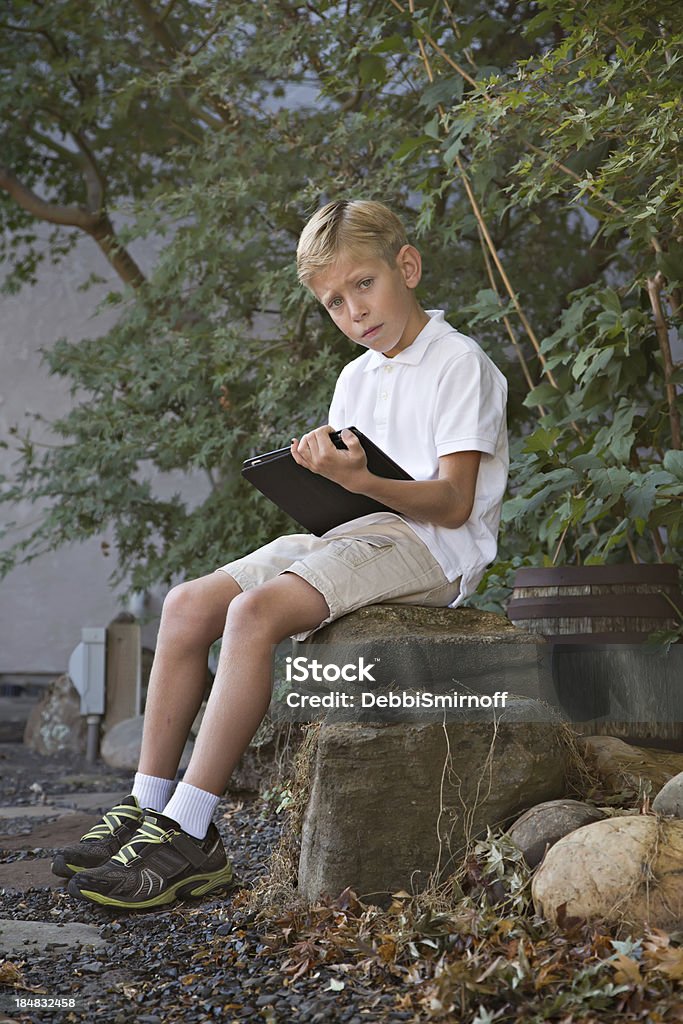 Boy With Smart almohadilla comprimido - Foto de stock de 8-9 años libre de derechos