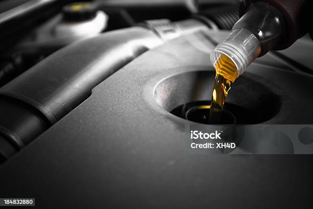 Motor Oil Stockfoto und mehr Bilder von Ölwechsel - Ölwechsel, Motoröl, Auto