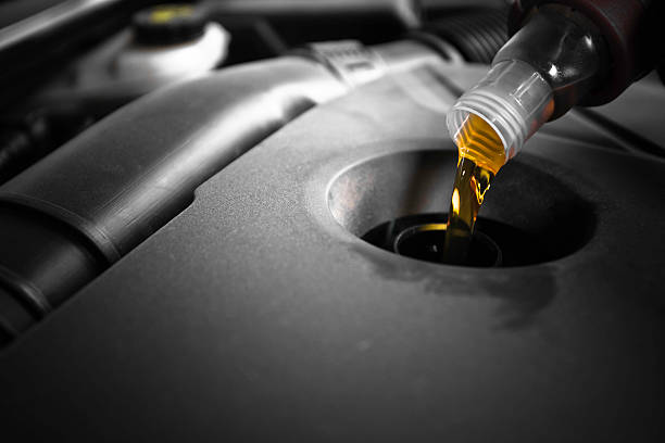 engine oil Changing engine oil canister photos stock pictures, royalty-free photos & images